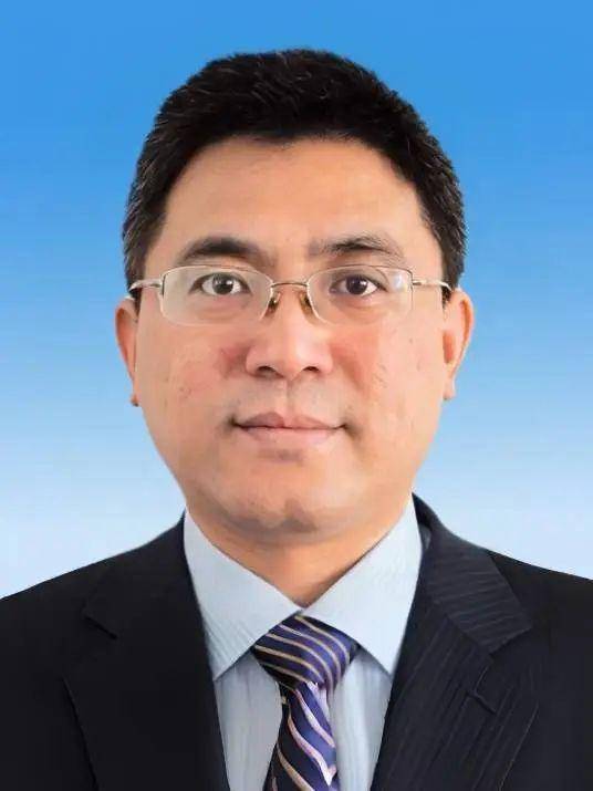 中组部有关负责同志宣布中央决定：他们的职务调整