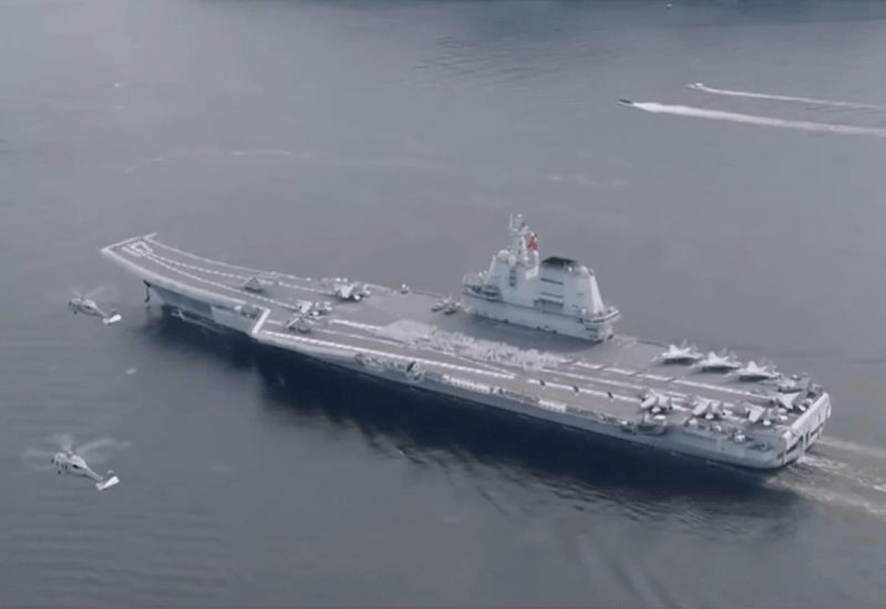 山东舰航母编队抵达香港！民众清晨登高，争睹巨舰风采