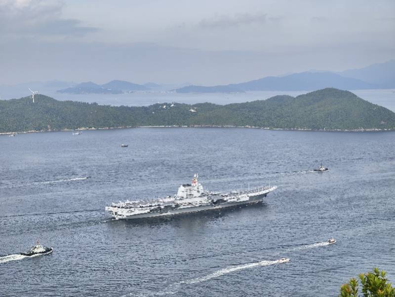山东舰航母编队抵达香港！民众清晨登高，争睹巨舰风采