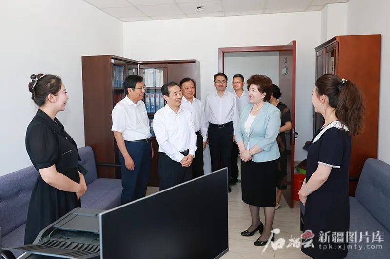 陈小江在自治区人大常委会、自治区人民政府、自治区政协、新疆生产建设兵团机关走访调研