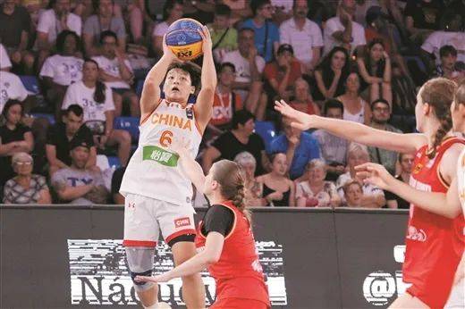 被网友称为“广西最强女高中生”柳州女孩陈艳萍打篮球打进北大