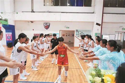 被网友称为“广西最强女高中生”柳州女孩陈艳萍打篮球打进北大