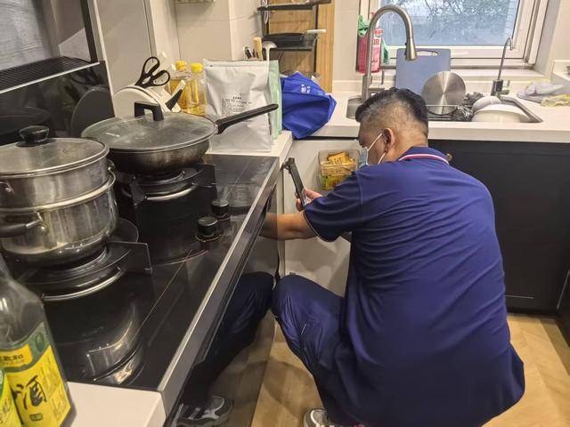 居民家中燃气报警器持续鸣响，竟是长期无人居住通风不畅所致