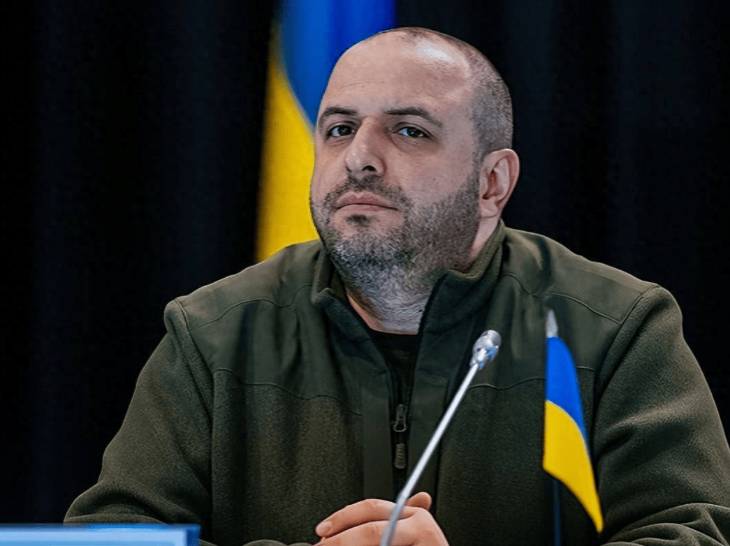 乌克兰彻底没救了！士兵前线艰苦作战，国防部长却贪污军费让妻儿在美国享受奢华生活