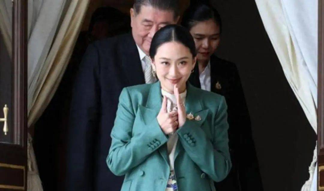 千钧一发之际，佩通坦援手赶到，代理总理连换2人