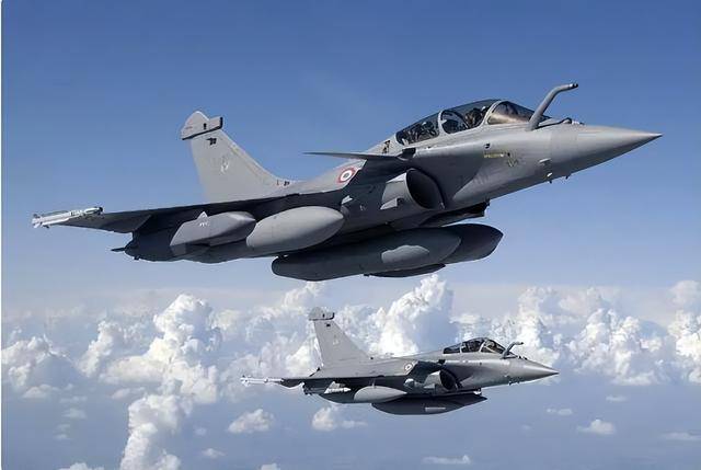 歼10CE凌空打爆阵风,法国、印度都来找中国算账?解放军不惯着