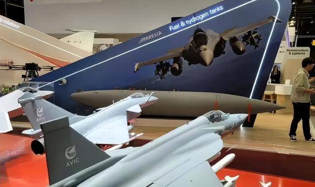 歼10CE凌空打爆阵风,法国、印度都来找中国算账?解放军不惯着