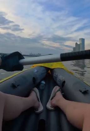 长沙男子突发奇想划船下班,25分钟车程划了3小时,当事人:手累腿麻,不会有下次