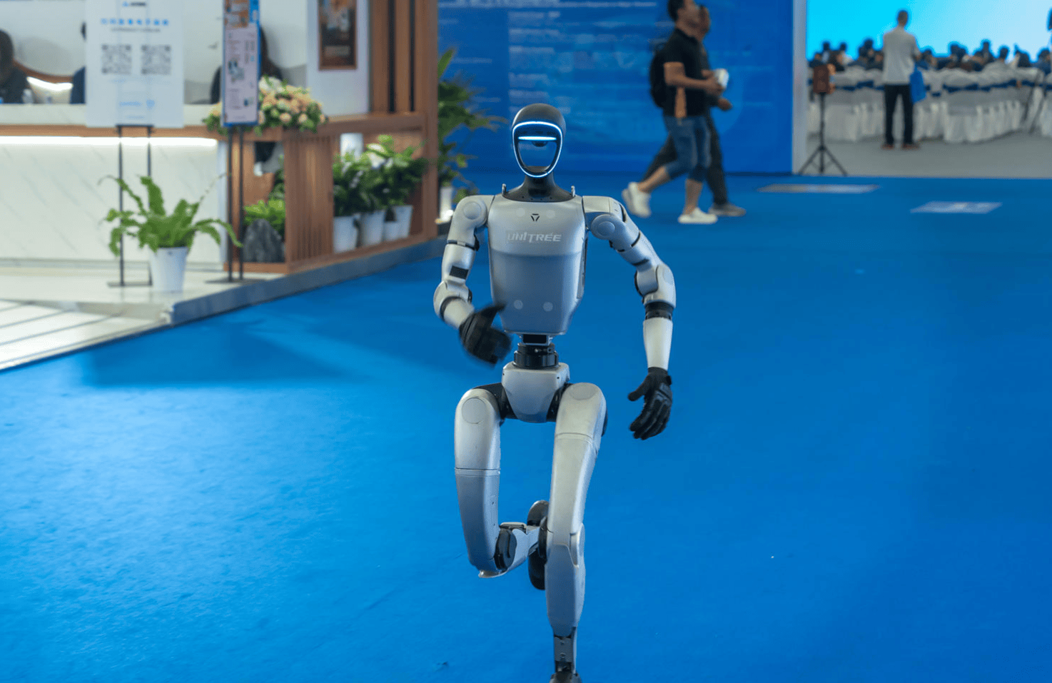 宇树科技创始人王兴兴：目前机器人和AI都面临很大挑战，需全球共同努力推动