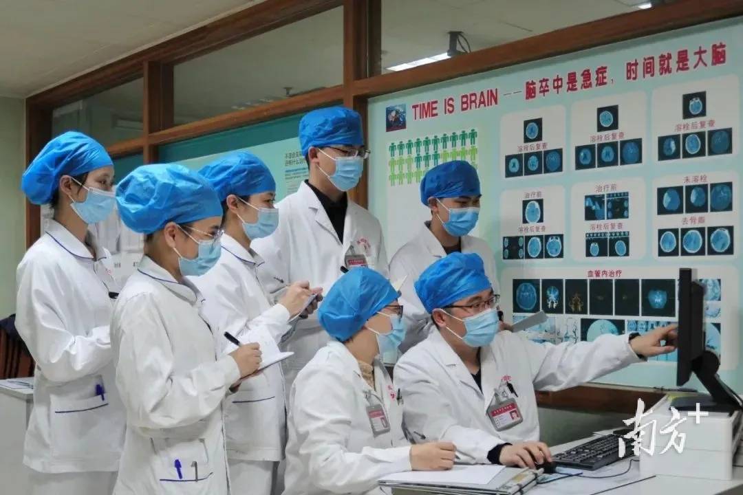 男子CT检查室突发脑梗、心跳骤停，厚街医院成功抢救