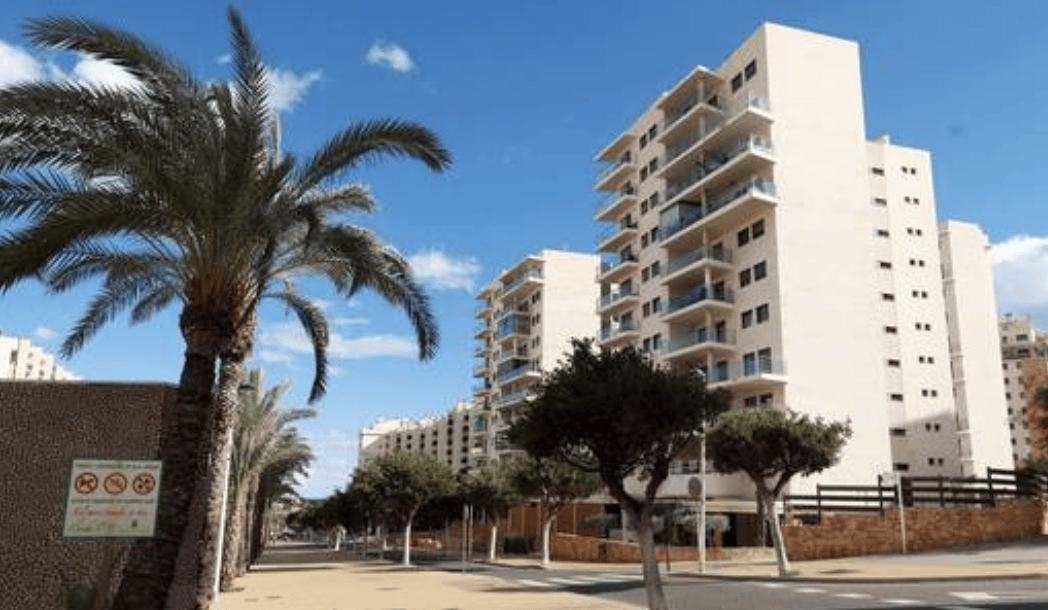 乌克兰前官员在西班牙一公寓泳池溺亡，耳朵有出血症状 数月前才购入该房产