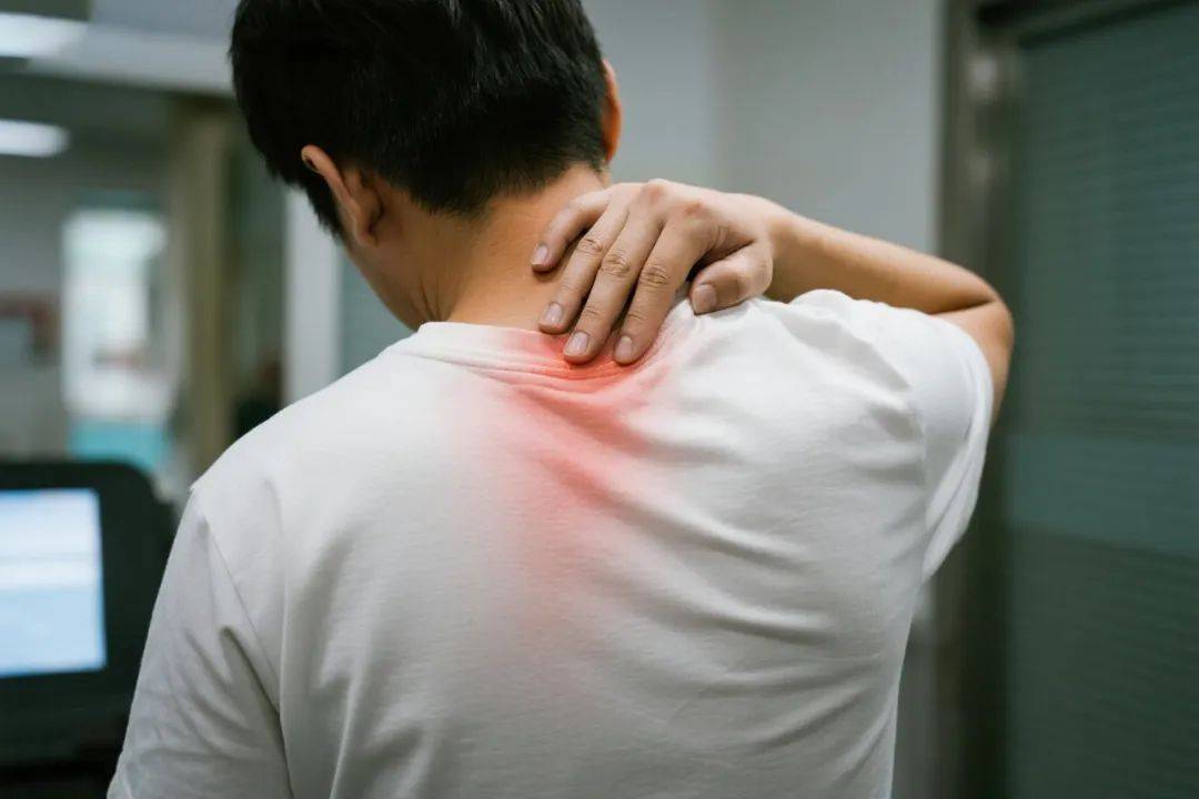 男子背痛硬扛3天，心肌大面积坏死！医生提醒：7种疼痛是心脏在求救