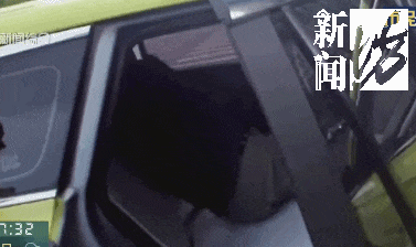 "留下你的警号"！男子出租车内痛到打滚，送医后却"缠住"民警