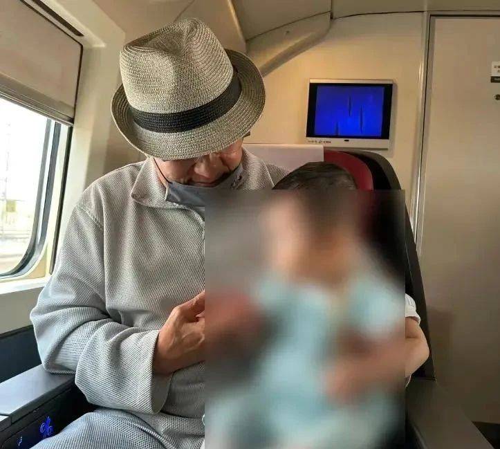 考古|成龙被传当爷爷？疑助儿子迎娶小11岁女星女儿却靠卖废品为生，他是真舍得