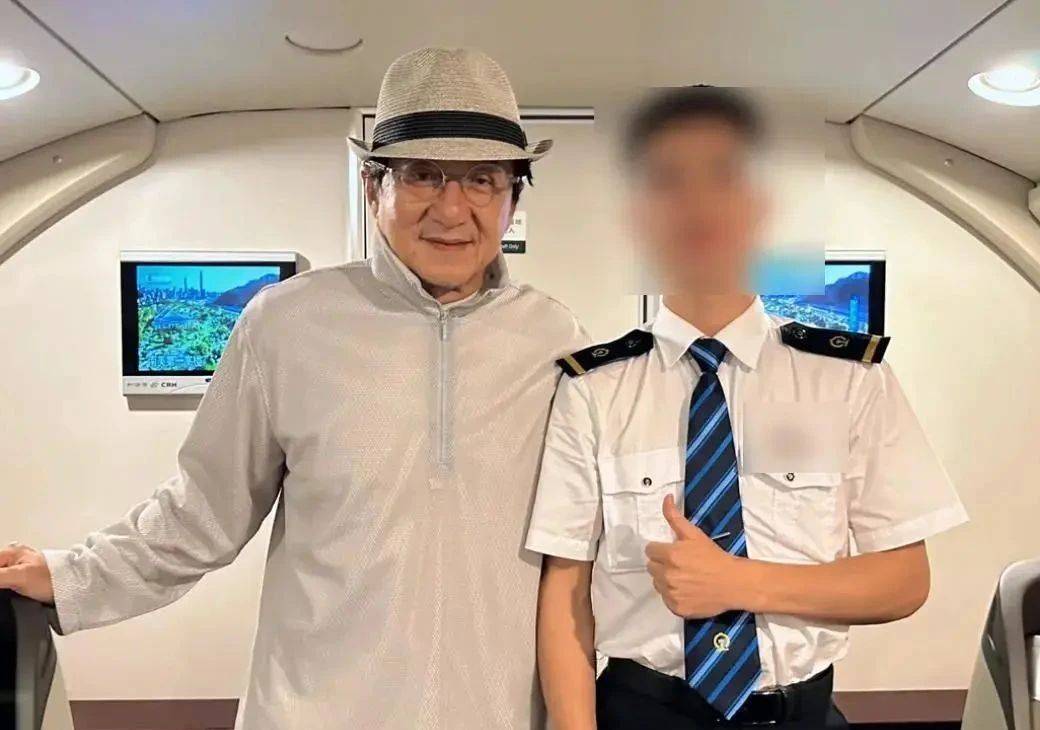 考古|成龙被传当爷爷？疑助儿子迎娶小11岁女星女儿却靠卖废品为生，他是真舍得