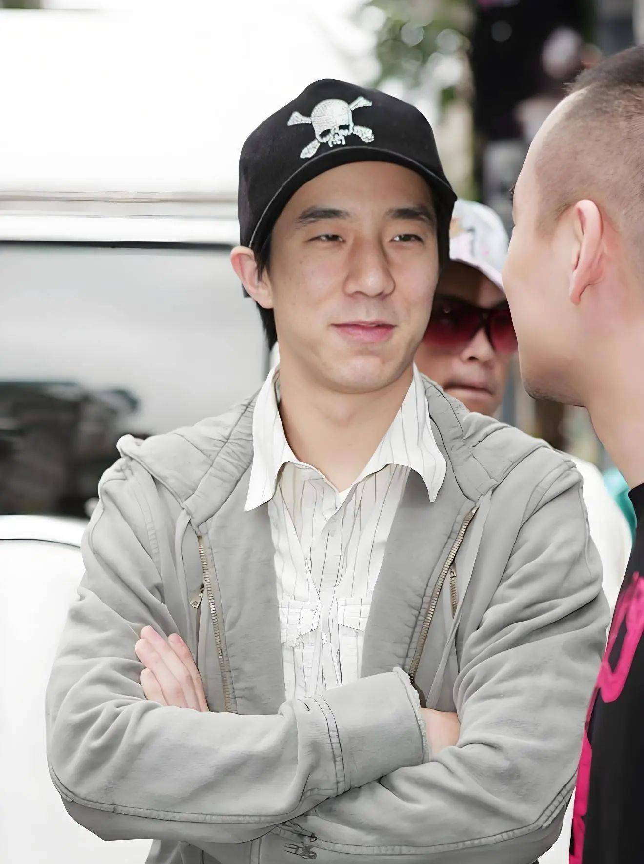 考古|成龙被传当爷爷？疑助儿子迎娶小11岁女星女儿却靠卖废品为生，他是真舍得