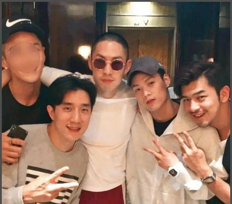 考古|成龙被传当爷爷？疑助儿子迎娶小11岁女星女儿却靠卖废品为生，他是真舍得