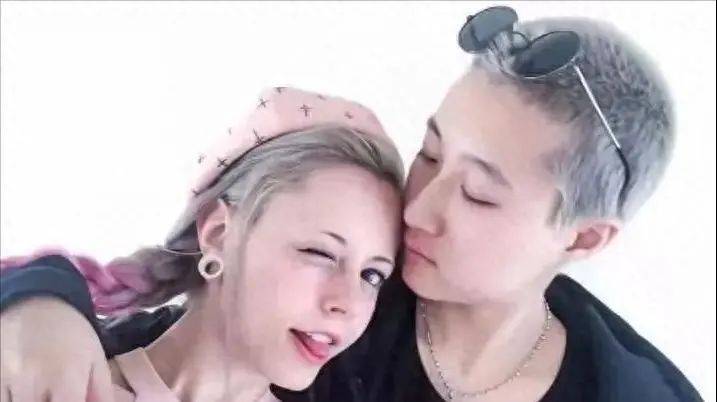 考古|成龙被传当爷爷？疑助儿子迎娶小11岁女星女儿却靠卖废品为生，他是真舍得