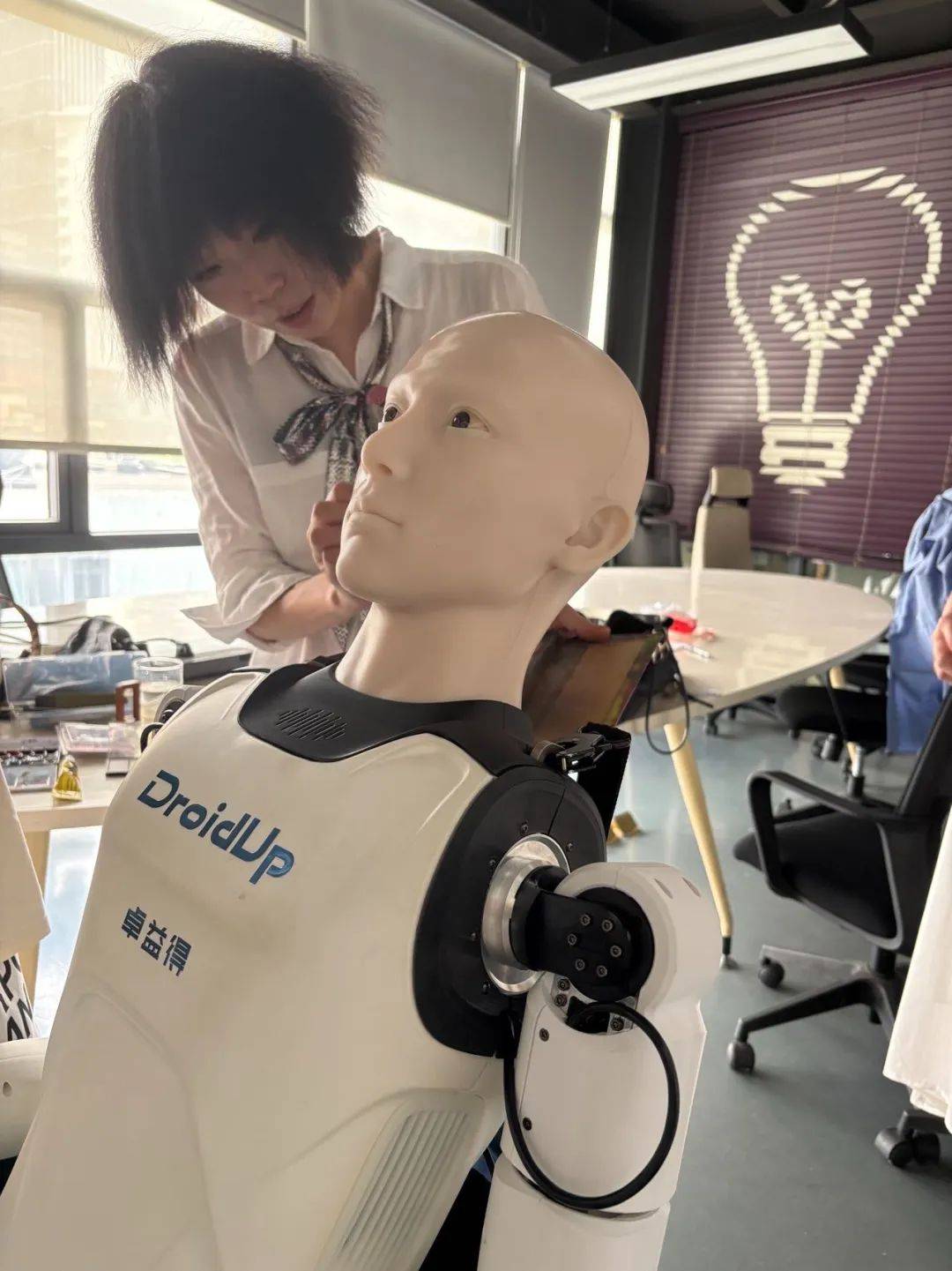 全国首位机器人博士生上戏入学记——专访“学霸01”及其导师杨青青