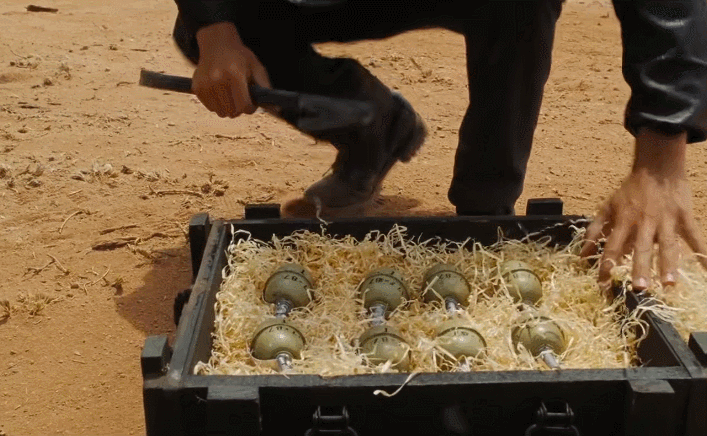 魔幻的乌克兰：除了漂亮的嫩模，还有遍地手榴弹！