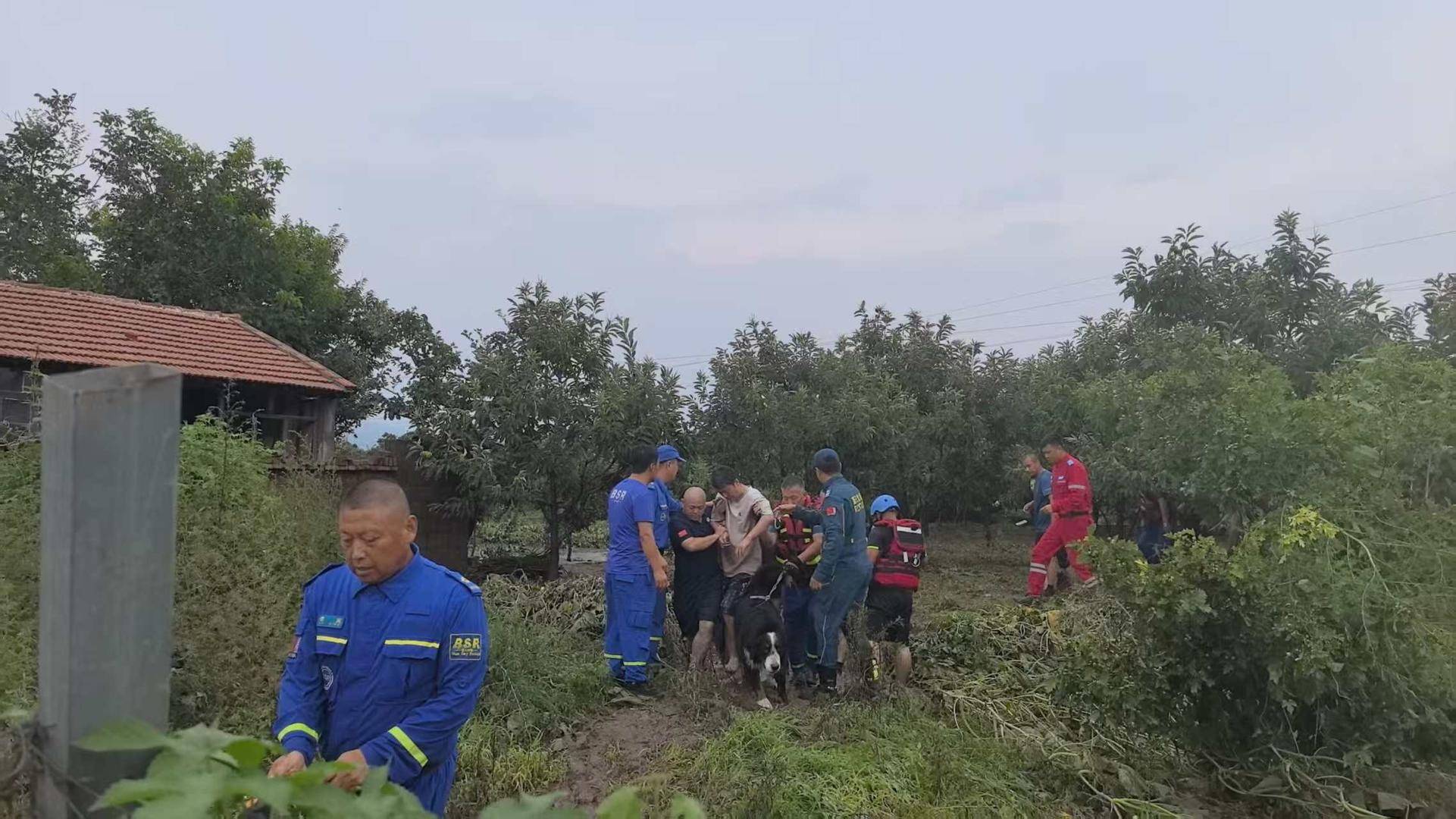 天津蓟州遭遇70年最大山洪，救援人员讲述：两人抱树求生，52人挤阁楼通过窗户转运