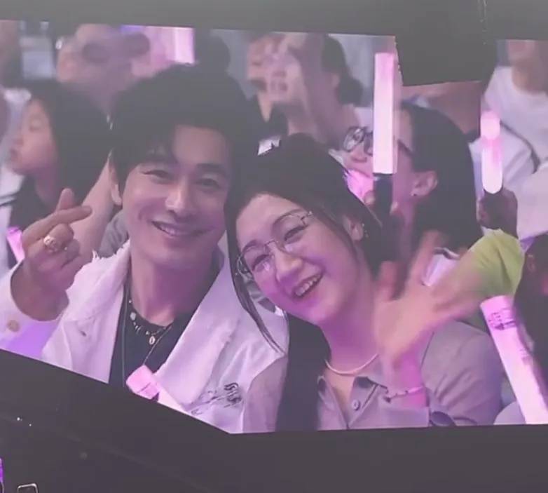 岳云鹏演唱会邀请24年前饭馆同事：十五六岁饭馆打工时，说过“总有一天我要开演唱会”