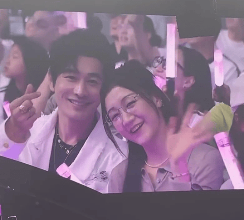 岳云鹏演唱会一幕刷屏:伴舞们是怎么忍住不笑的!