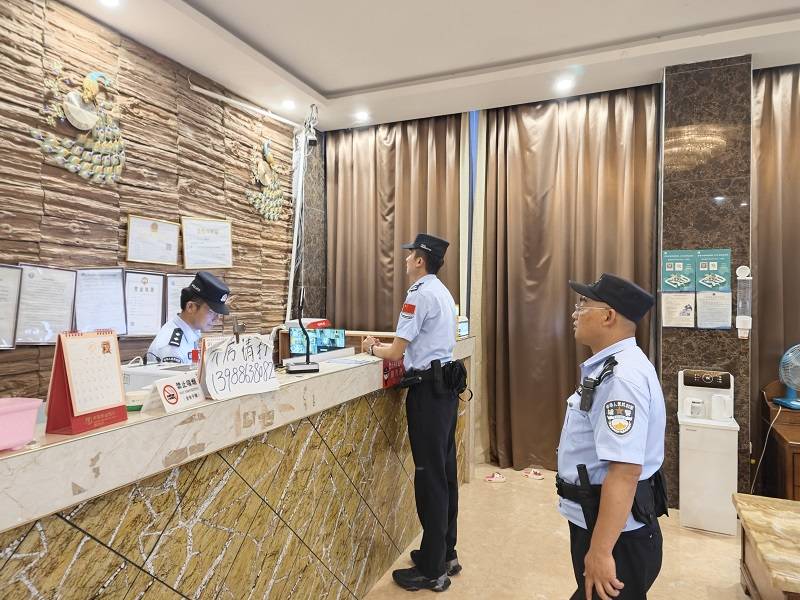 云南怒江:上江边境派出所组织开展夜间集中清查行动