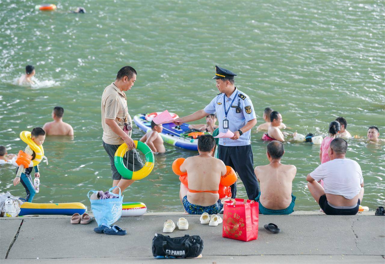 武汉多部门联合行动并提醒市民:远离两江通航水域,莫让消暑变险情