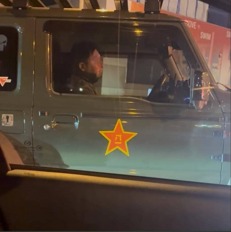 澳大利亚人抗议在车上贴中国八一军徽！吓得还以为是中国来抓他的