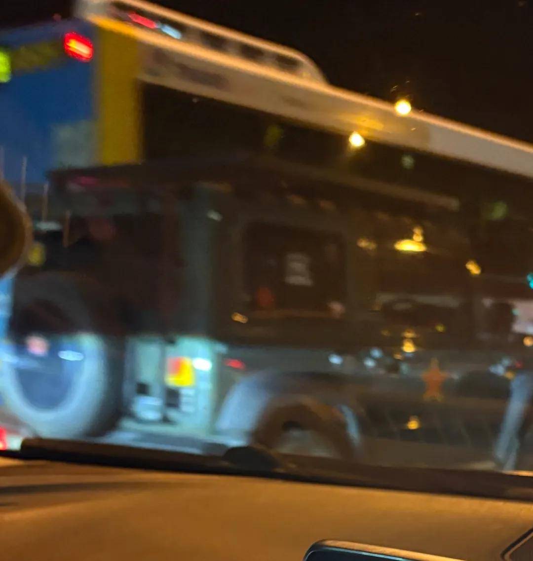 澳大利亚人抗议在车上贴中国八一军徽！吓得还以为是中国来抓他的