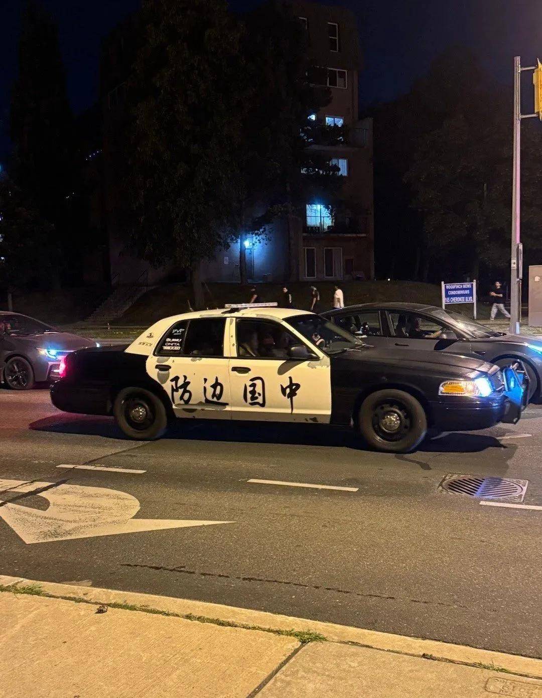 澳大利亚人抗议在车上贴中国八一军徽！吓得还以为是中国来抓他的