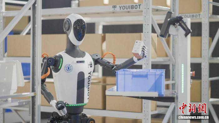 人形机器人“凌枢”在合肥发布 可实现跨场景集群作业