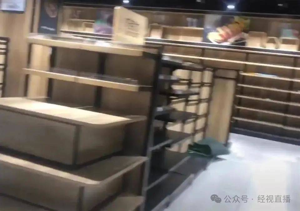 一连锁超市遭抢购，货架上商品被买空，当地回应