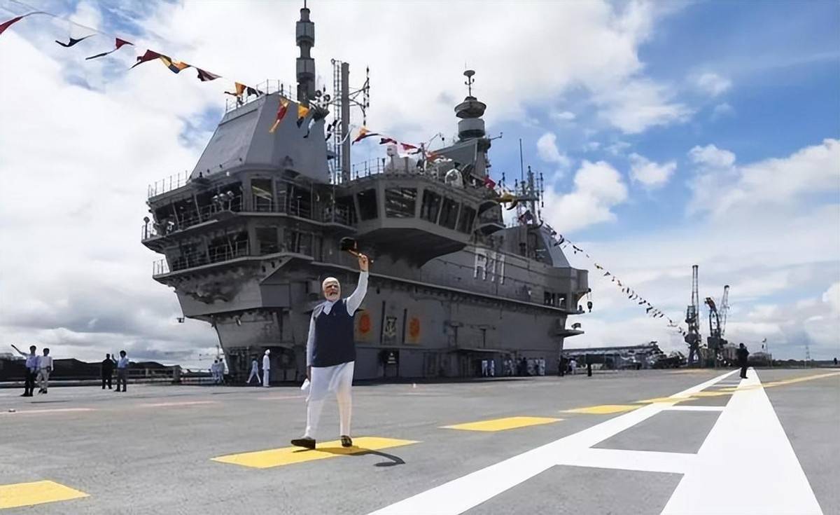 解放军一出动，印度军舰便撤离南海，另一边在钓鱼岛霸气驱逐日本渔船