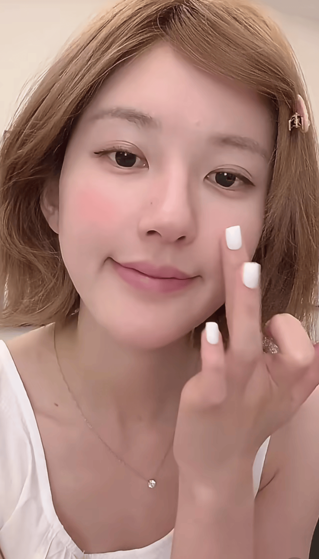 怒撕经纪公司后赵露思开启直播,同款花卷、包包都卖爆