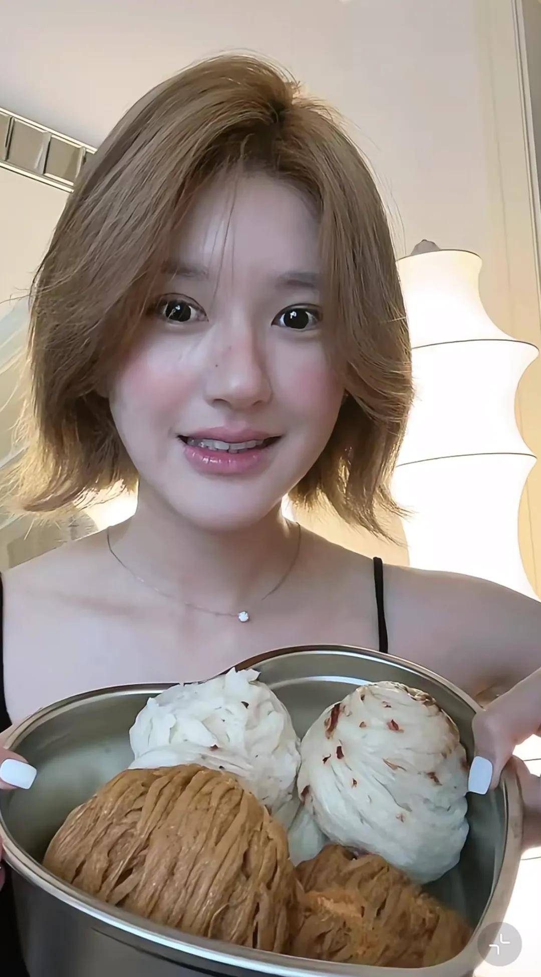 怒撕经纪公司后赵露思开启直播,同款花卷、包包都卖爆