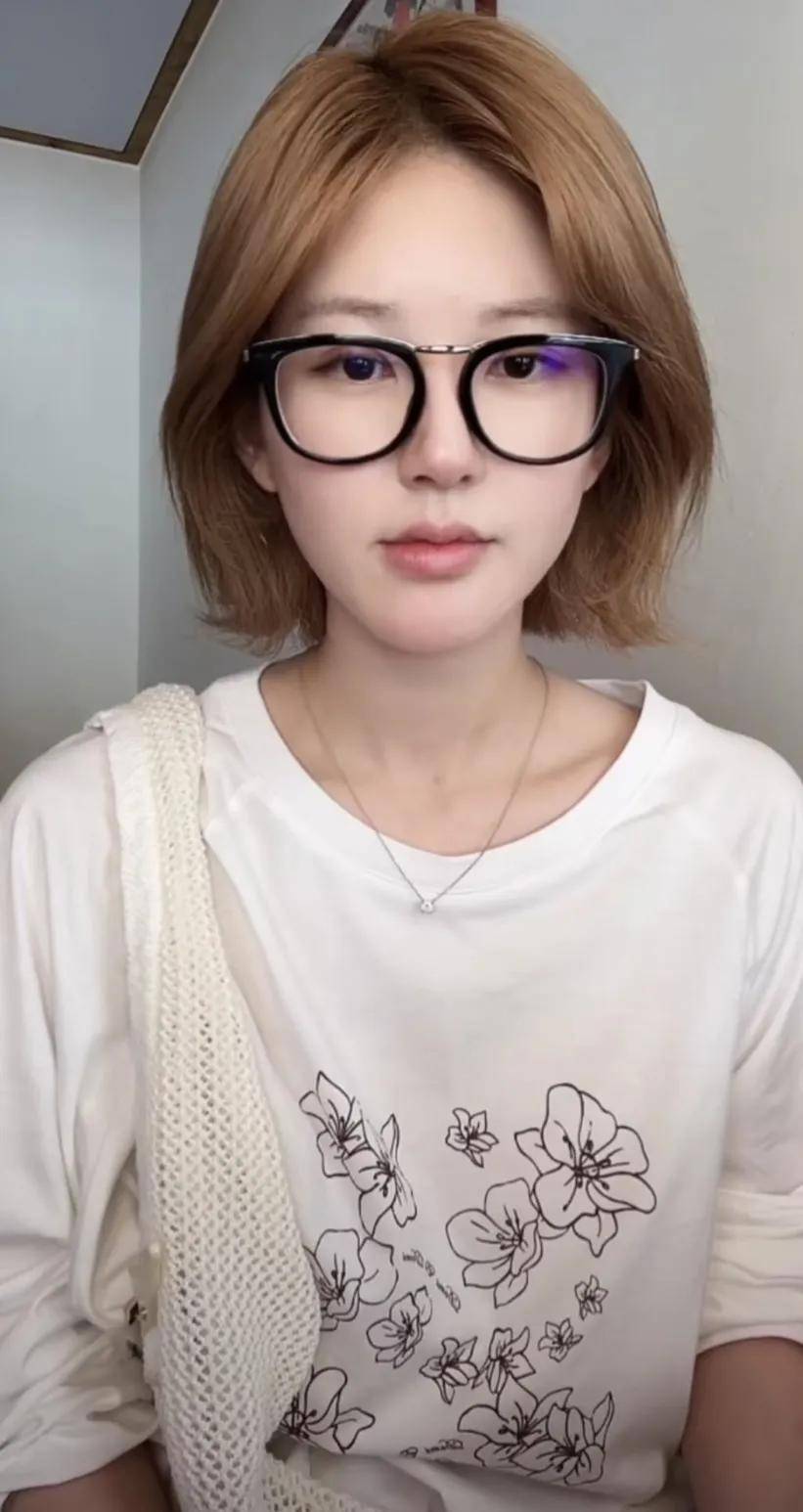 怒撕经纪公司后赵露思开启直播,同款花卷、包包都卖爆