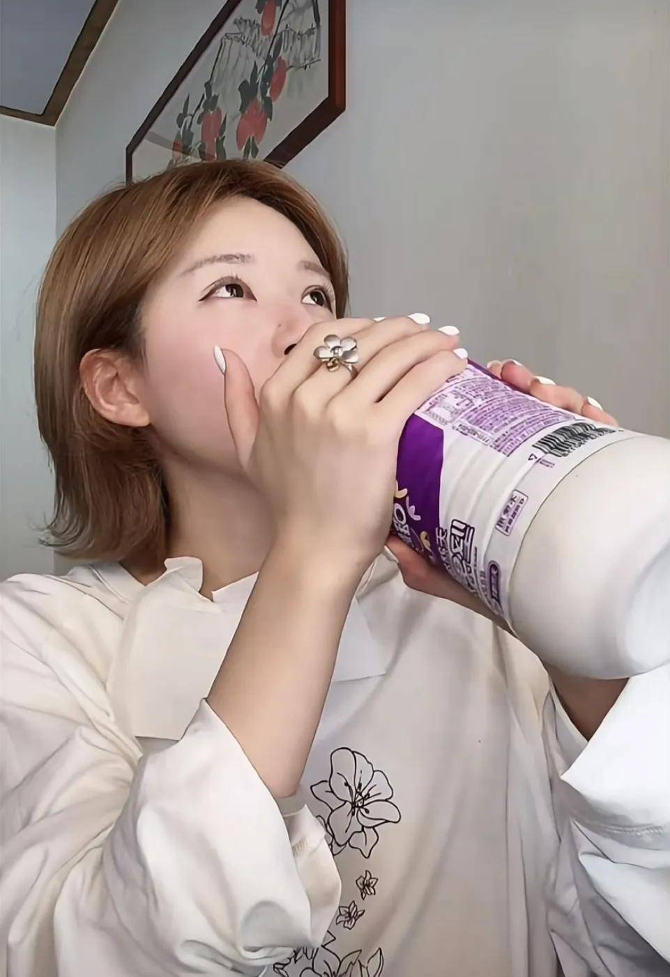 怒撕经纪公司后赵露思开启直播,同款花卷、包包都卖爆