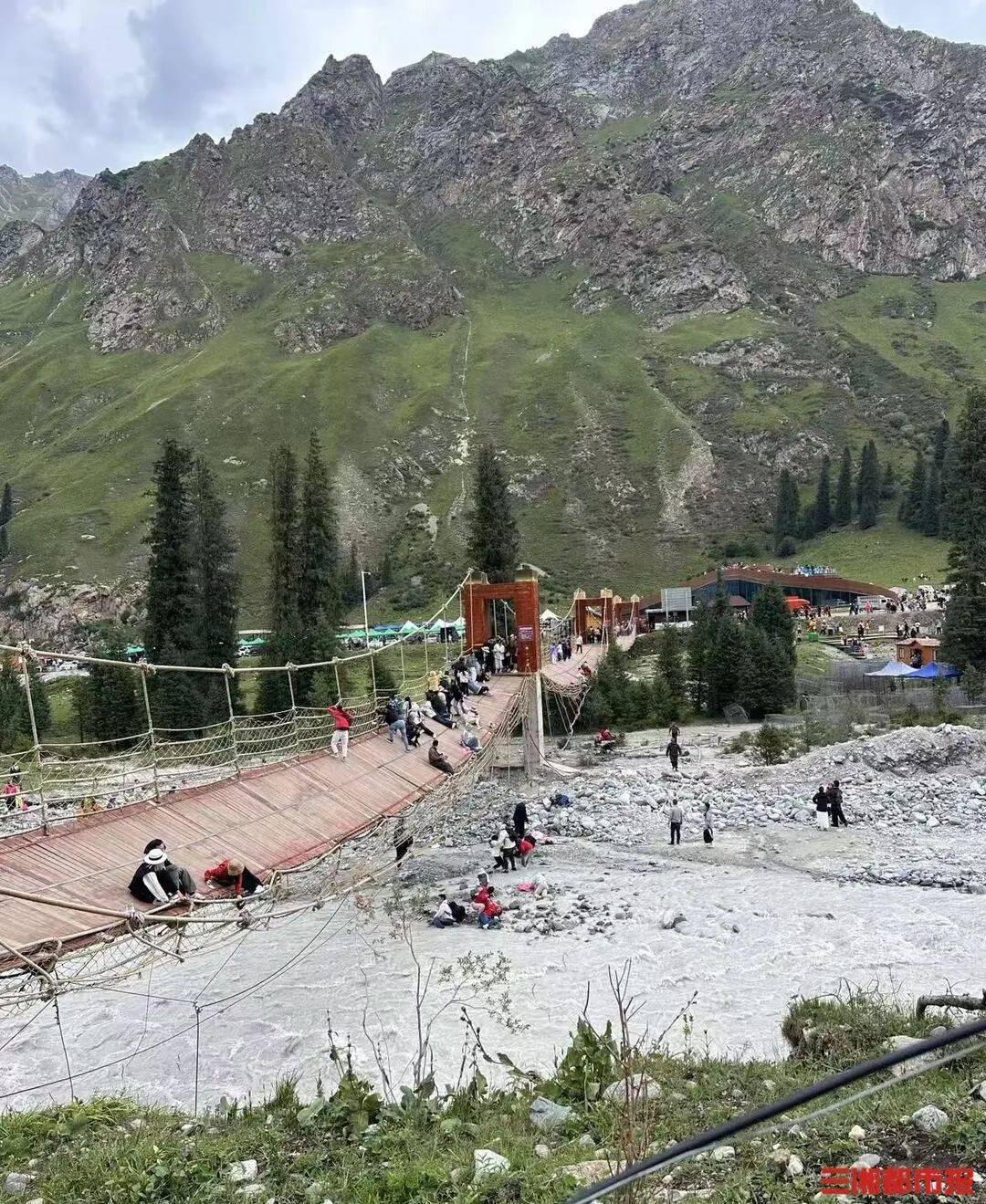 新疆一景区“网红桥”突然断裂，29人滑落，当地通报：5人遇难24人受伤，景区已关闭