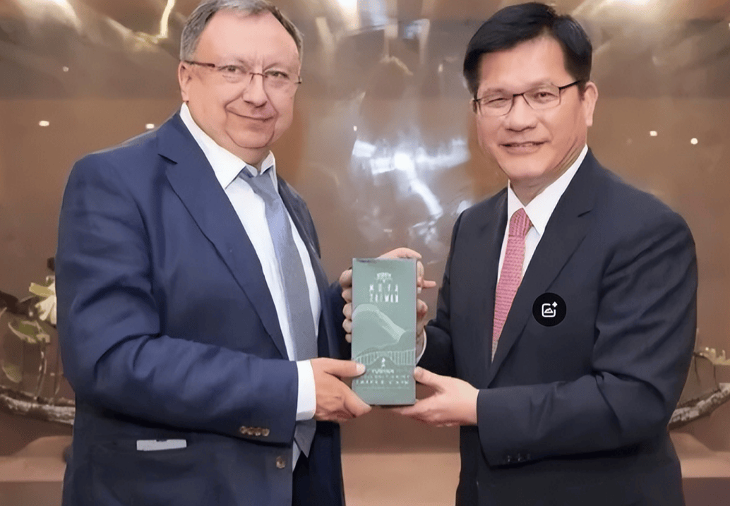 泽连斯基点名中国后，九名乌克兰议员窜台，挑战中国台海议题红线，国防部定调统一