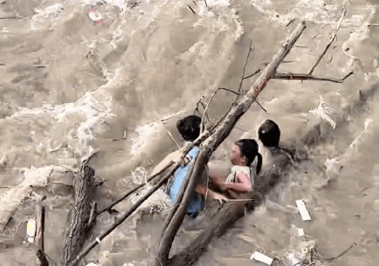 杭州4人下江堤被潮水卷走,路人狂喊“抓树枝”,网友拍下惊险一幕