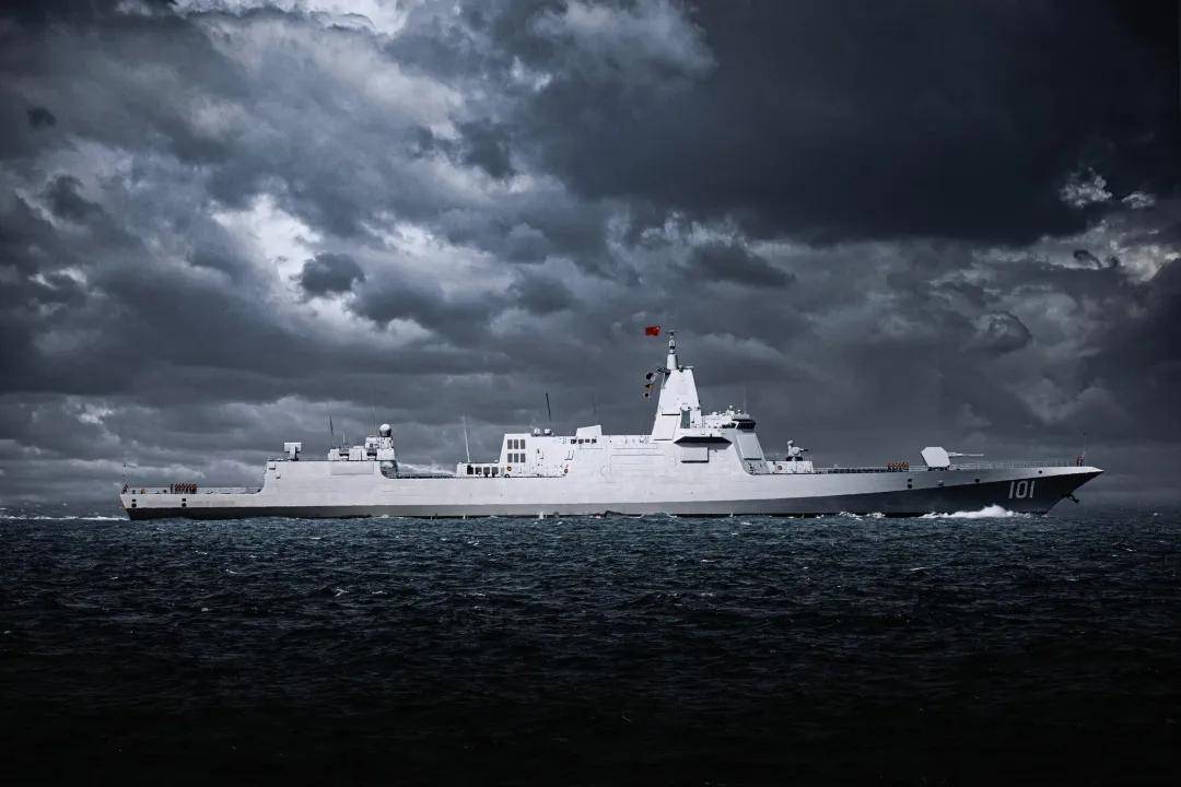 美媒爆料：055大驱“南昌”舰遭到美国无人艇跟踪监视！