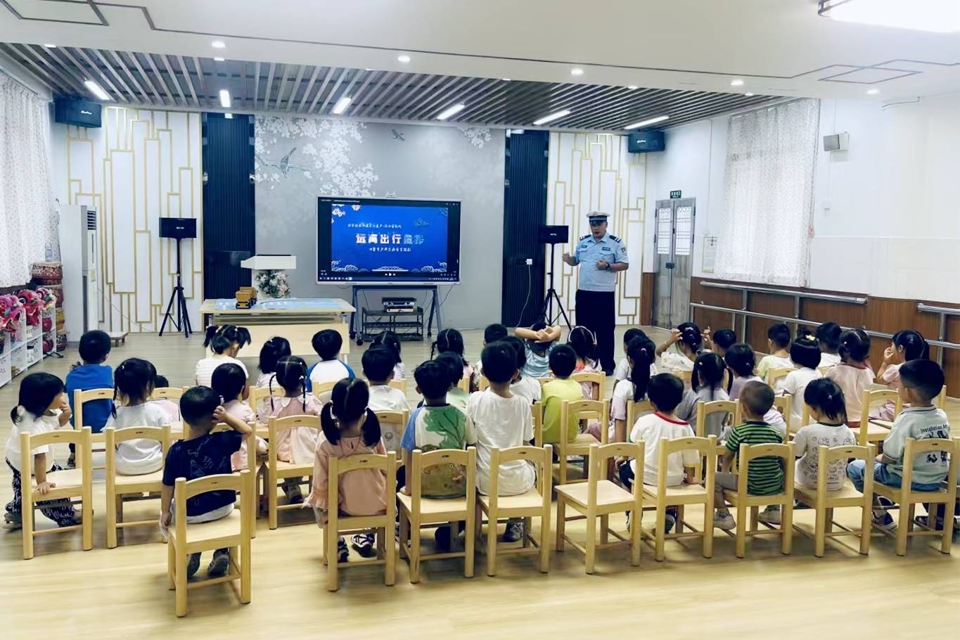 出动“羊城铁骑”1200余人，广州交警护航开学交通安全