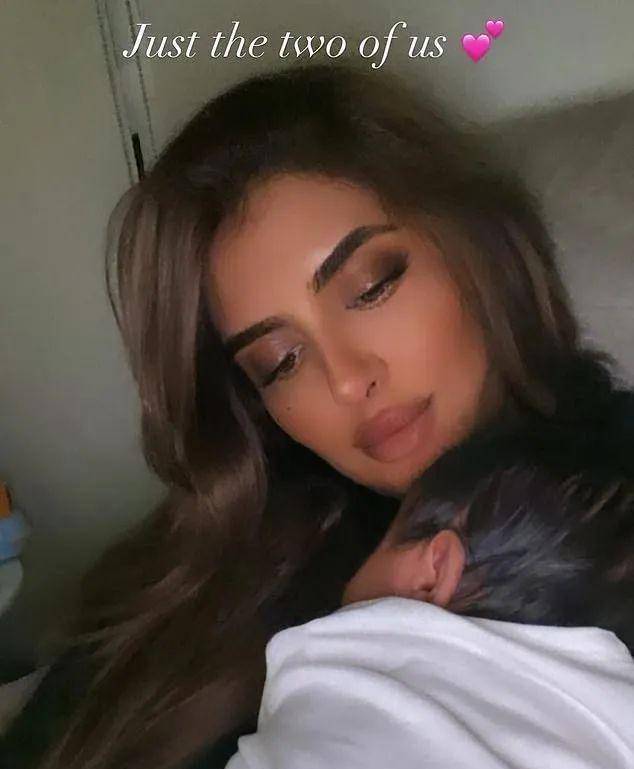 迪拜公主休夫后再订婚，交往卡戴珊前任晒出价值千万钻戒