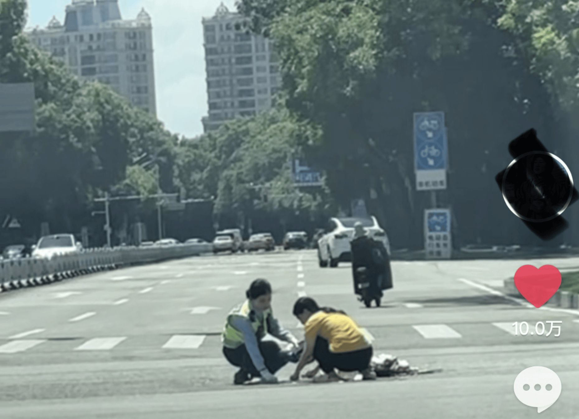 脱下警帽那一刻美爆了！惠州一女警帮女子捡拾掉落的杂物，用警帽装起带到安全岛获爆赞