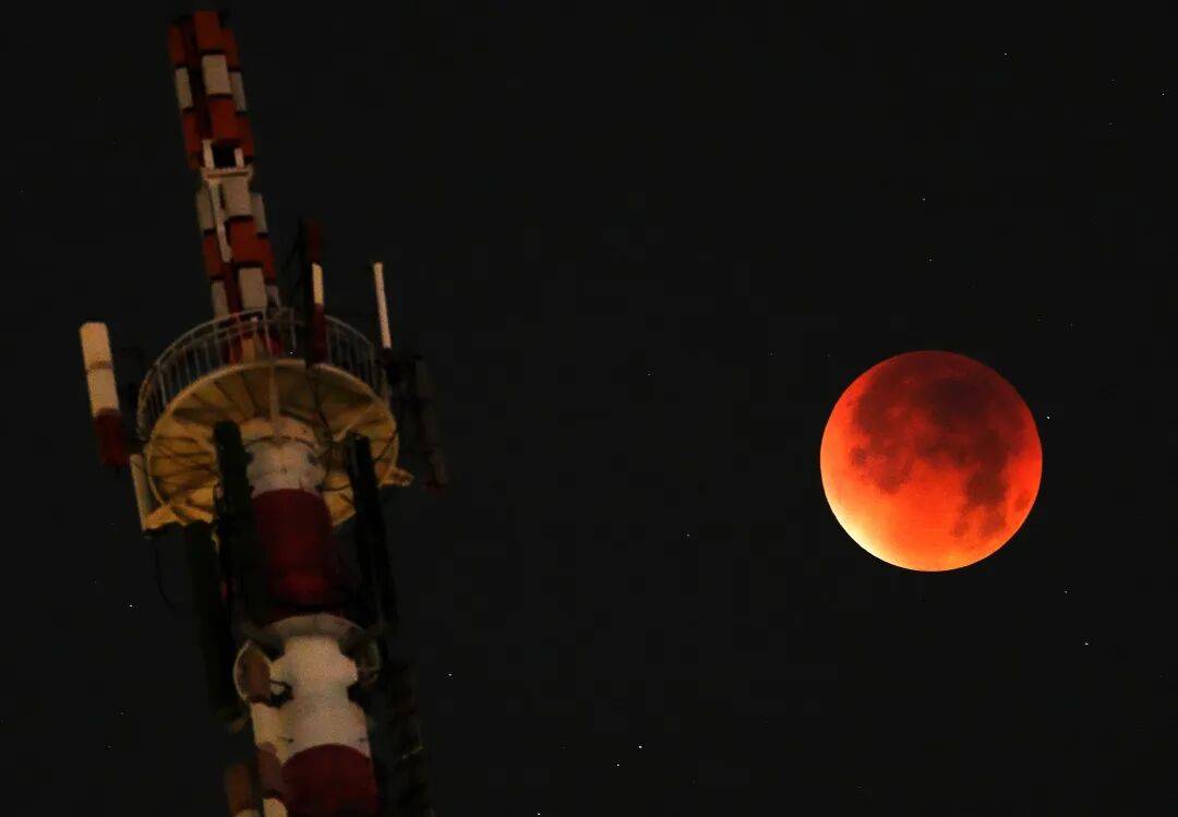 “红月亮”凌晨现身,震撼月全食天象来了:高清大图记录月亮“变脸”全过程