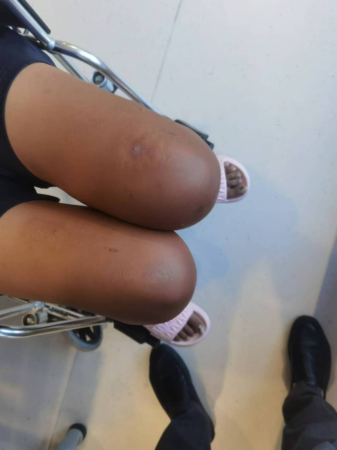 河南中牟14岁女孩拓展营身亡前遭体罚,“班主任”扣留求救信案将再次开庭,家属发声