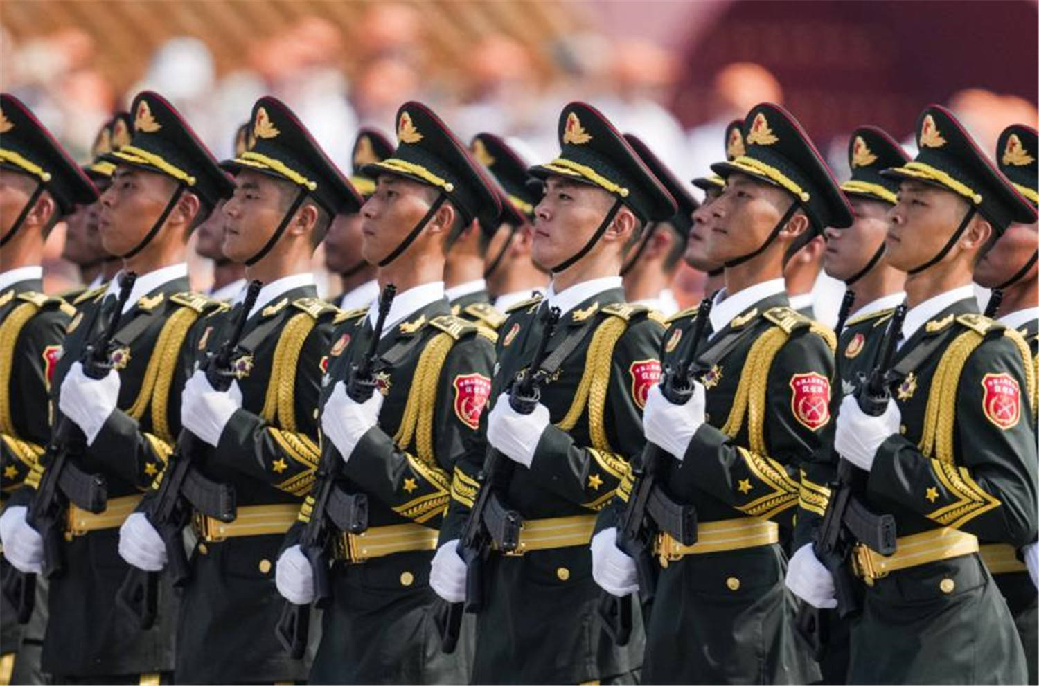 第1个说阅兵坏话的国家出现，果然是它，解放军被逼出动，不惯着