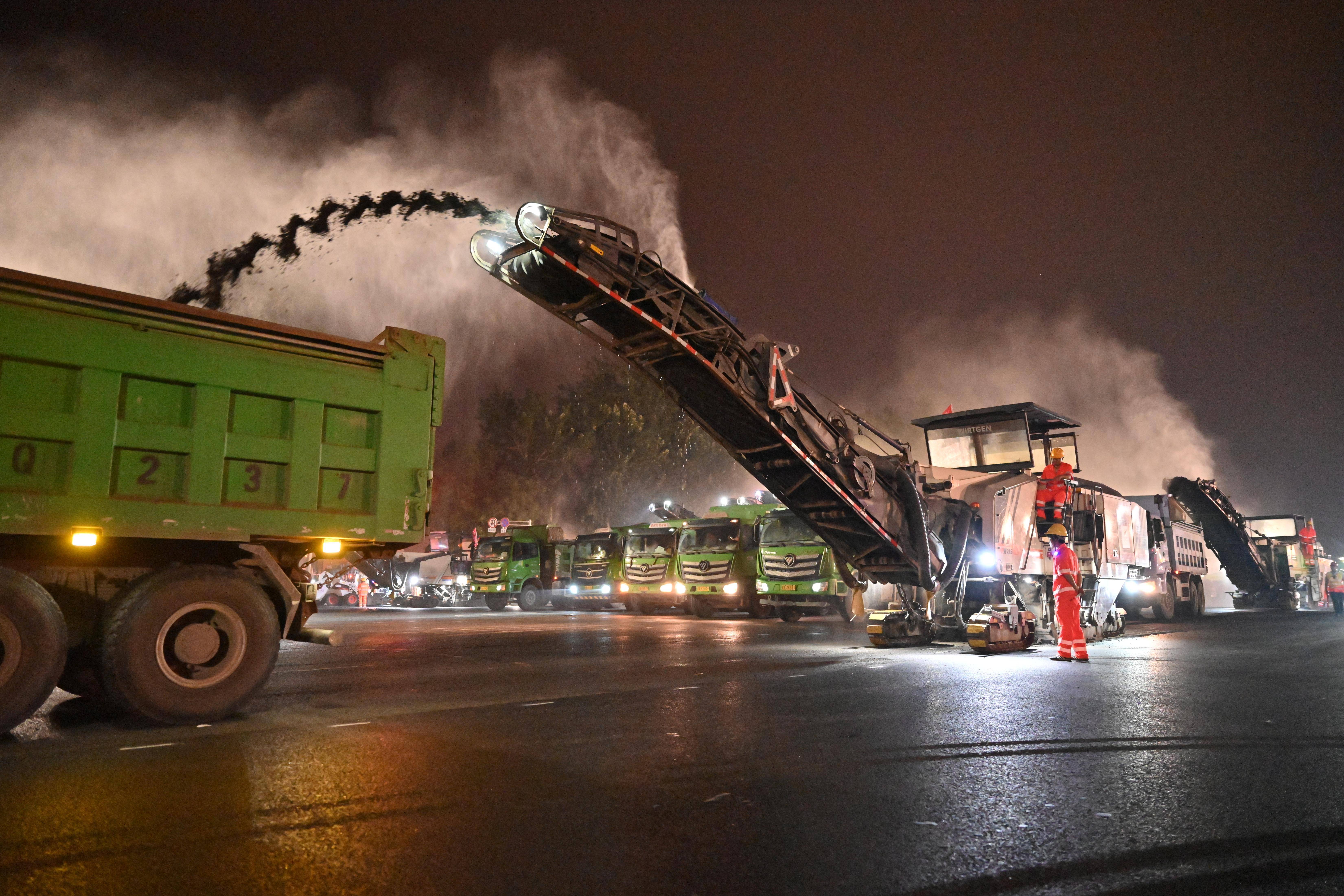 “中国速度”提前“受阅”！长安街路面35小时焕然一新